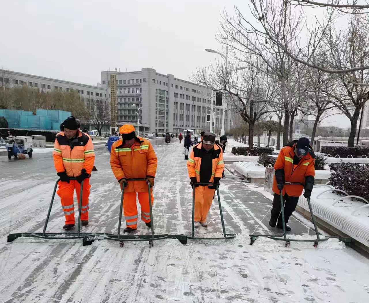 以雪为令 保障出行 | 大雪纷飞而至，午夜精品无码人清雪忙
